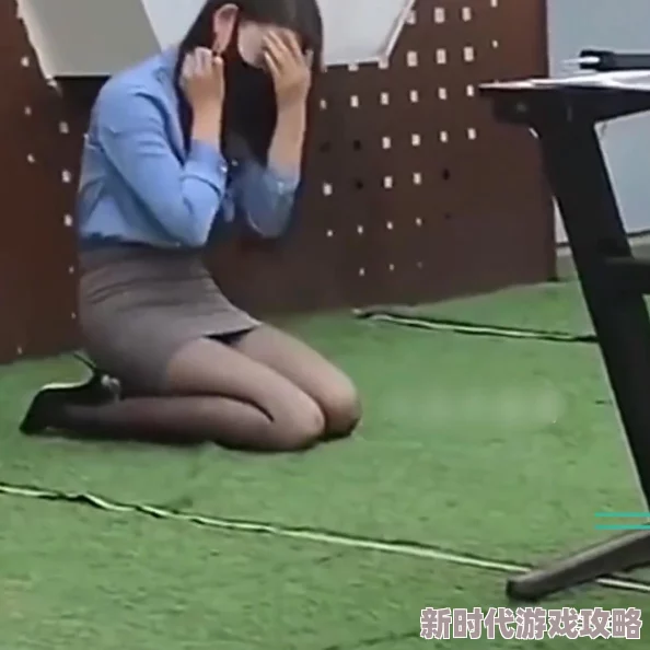 女人扒开跪着双腿颤抖着缓缓分开眼神迷离似乎在期待着什么